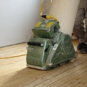 Hos DinLokaleGulvsliber kan du få et uforpligtende tilbud på gulvafslibning.