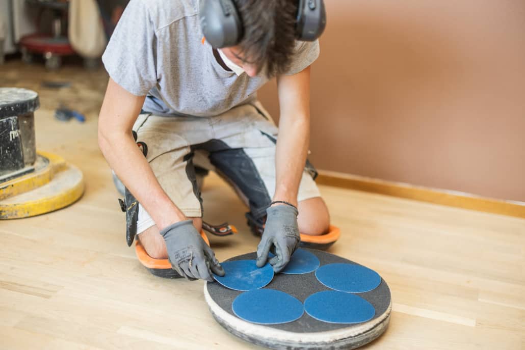 Hos DinLokaleGulvsliber har vi det rette udstyr til din gulvafslibning.